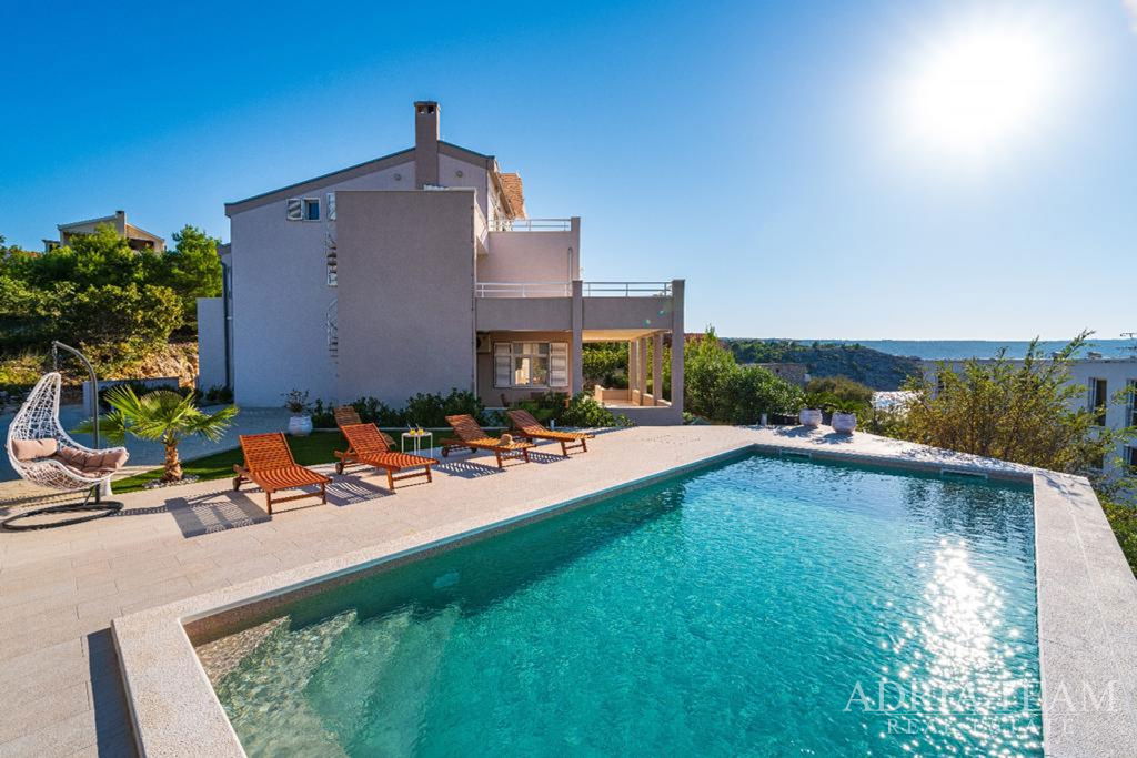 KRÁSNÝ APARTMÁNOVÝ DŮM S VÝHLEDEM NA MOŘE – NOVIGRAD