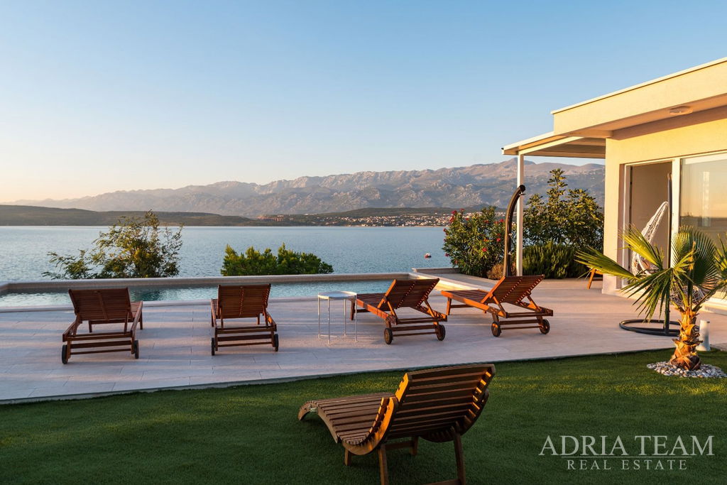 KRÁSNÝ APARTMÁNOVÝ DŮM S VÝHLEDEM NA MOŘE – NOVIGRAD