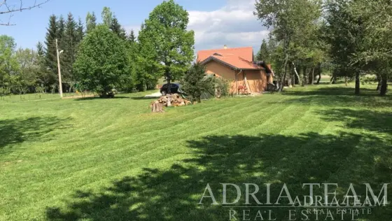 LUXUSNÍ VILA S VYHŘÍVANÝM BAZÉNEM NA POZEMKU 10 000 m² – KRUŠKOVAC, GOSPIĆ nemovitost na prodej
