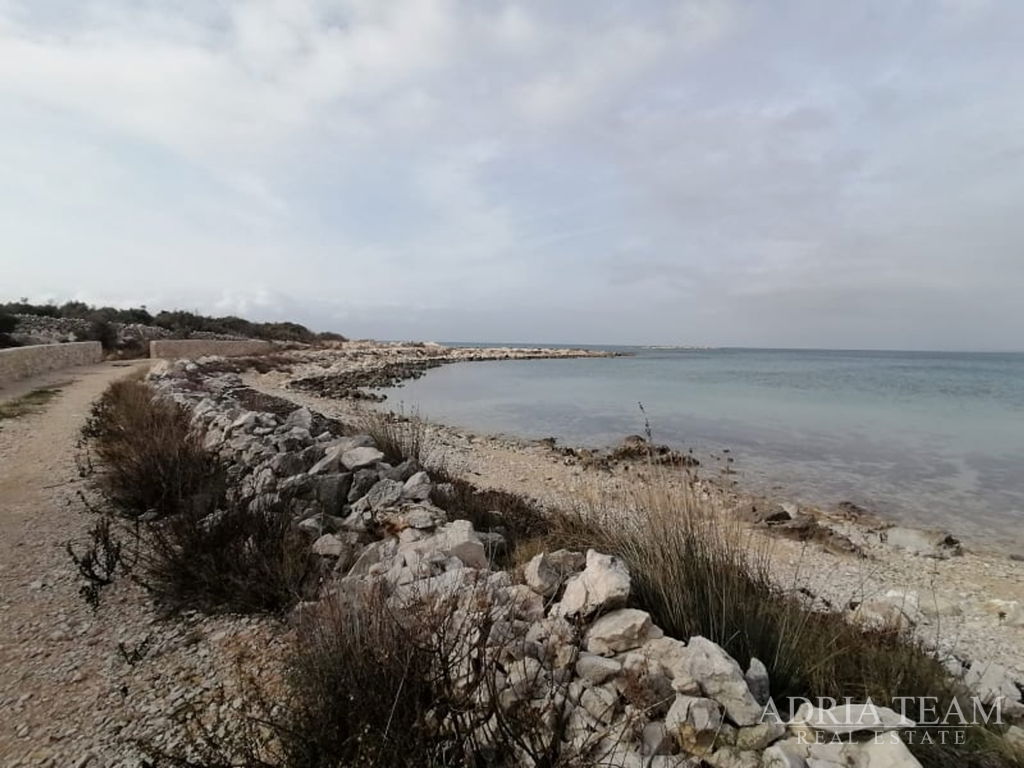 POZEMEK, SPORTOVNĚ-REKREAČNÍ ZÓNA, PRVNÍ ŘADA U MOŘE- KOLAN,PAG