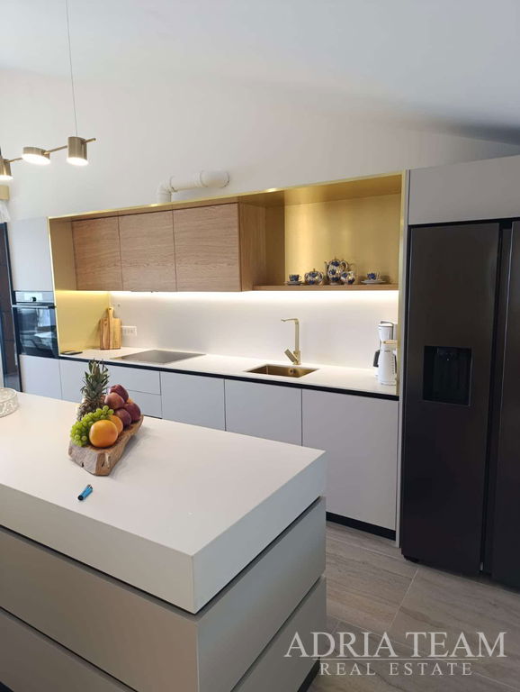 DVOUÚROVŇOVÝ APARTMÁN – 122m2 – 20m OD MOŘE – POVLJANA, PAG