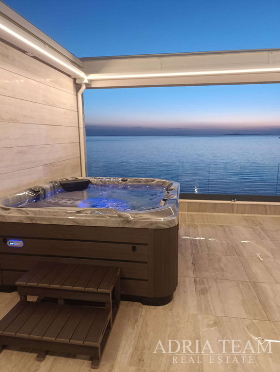 DVOUÚROVŇOVÝ APARTMÁN – 122m2 – 20m OD MOŘE – POVLJANA, PAG