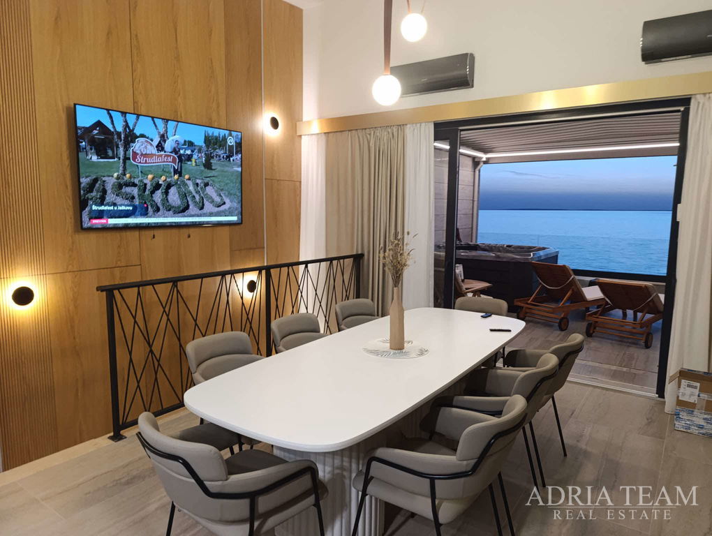 DVOUÚROVŇOVÝ APARTMÁN – 122m2 – 20m OD MOŘE – POVLJANA, PAG