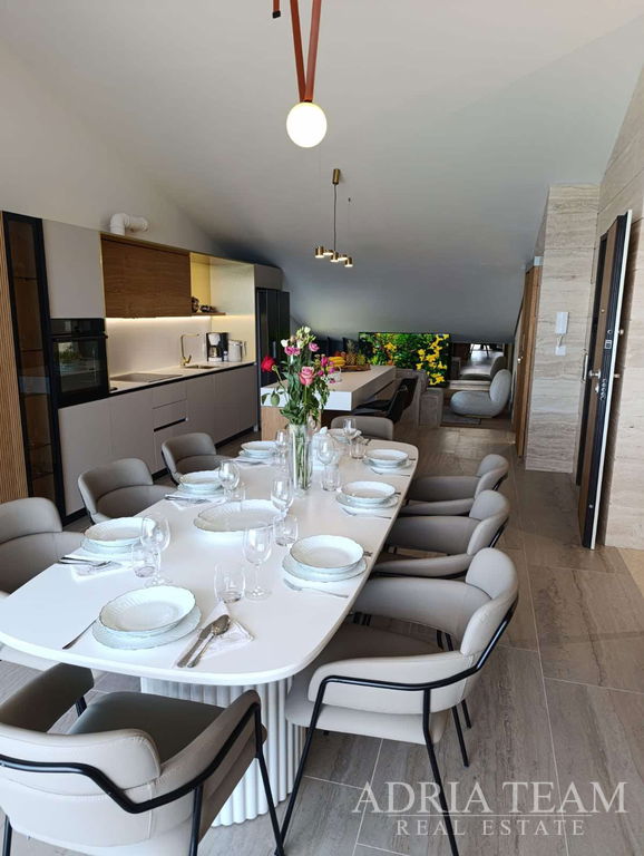 DVOUÚROVŇOVÝ APARTMÁN – 122m2 – 20m OD MOŘE – POVLJANA, PAG