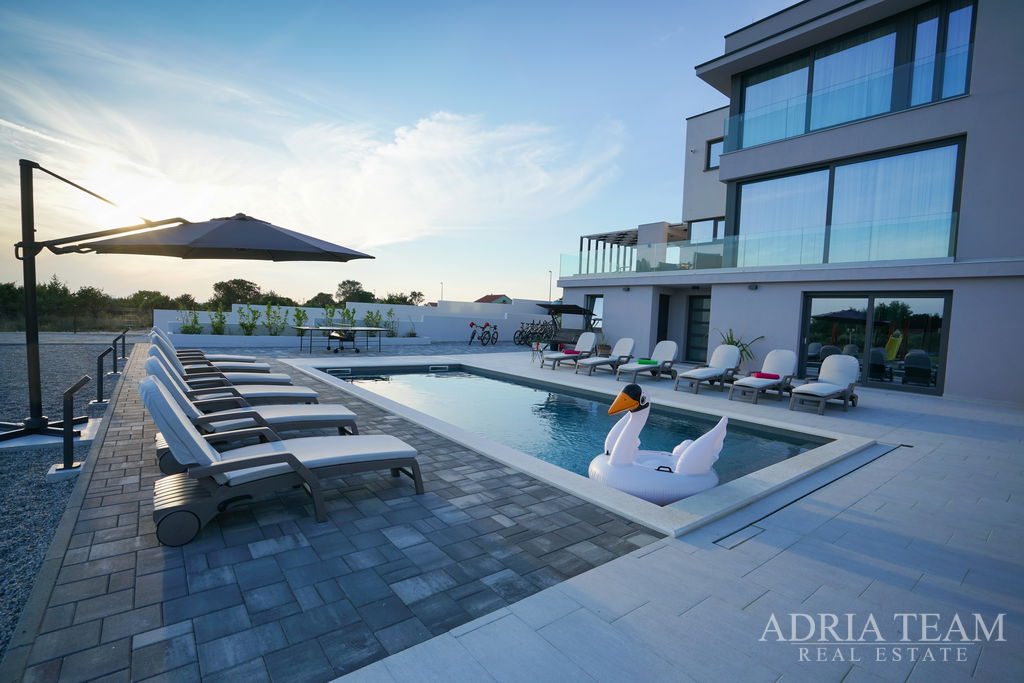 LUXUSNĚ VYBAVENÁ VILA S BAZÉNEM A VELKÝM POZEMKEM - POLJICA BRIG, ZADAR