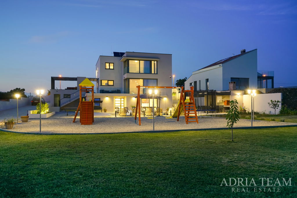 LUXUSNĚ VYBAVENÁ VILA S BAZÉNEM A VELKÝM POZEMKEM - POLJICA BRIG, ZADAR