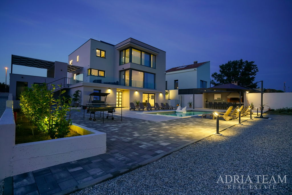 LUXUSNĚ VYBAVENÁ VILA S BAZÉNEM A VELKÝM POZEMKEM - POLJICA BRIG, ZADAR