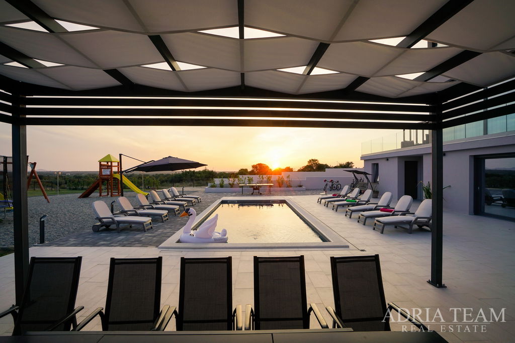 LUXUSNĚ VYBAVENÁ VILA S BAZÉNEM A VELKÝM POZEMKEM - POLJICA BRIG, ZADAR