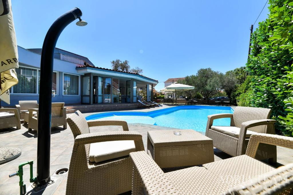 HOTELOVÝ KOMPLEX S RESTAURACÍ A ZABĚHNUTÝM PODNIKÁNÍM V TURISMU, SUKOŠAN - ZADAR