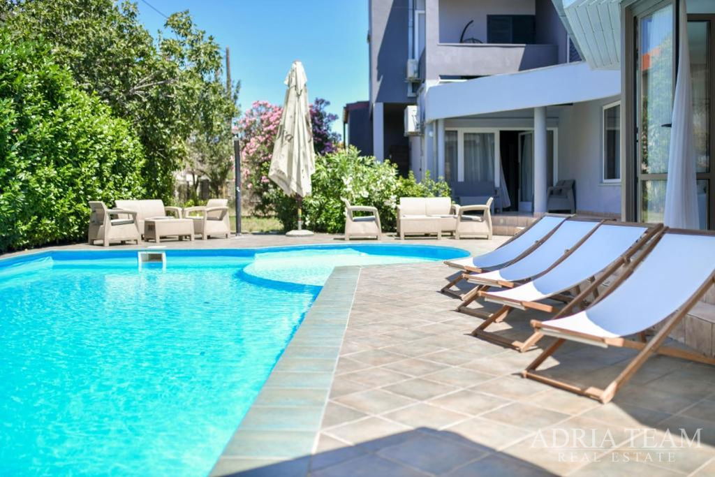 HOTELOVÝ KOMPLEX S RESTAURACÍ A ZABĚHNUTÝM PODNIKÁNÍM V TURISMU, SUKOŠAN - ZADAR