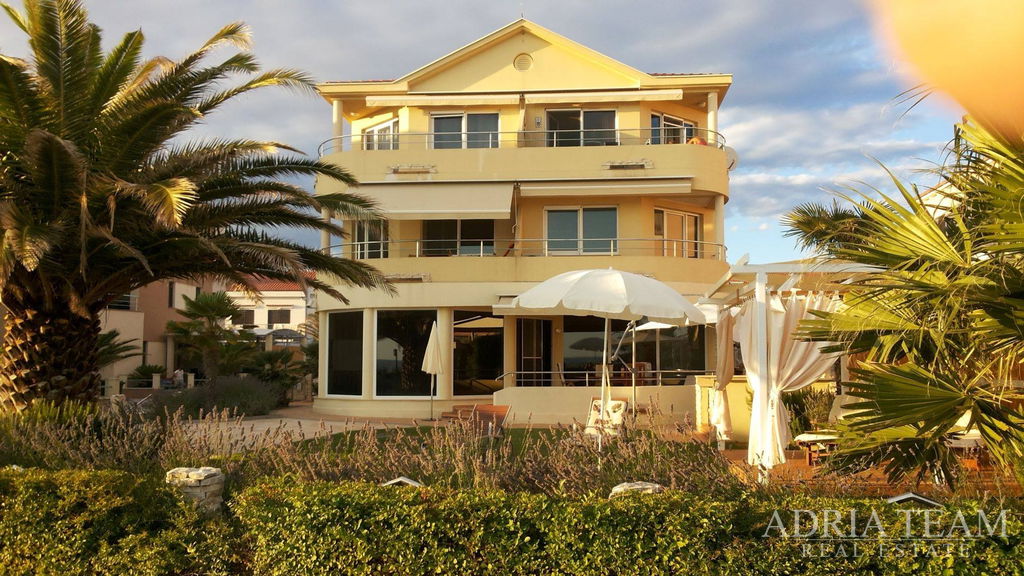 ČTYŘPOKOJOVÝ APARTMÁN,  PRVNÍ ŘADA U MOŘE - PRIVLAKA, ZADAR