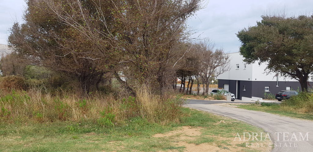 STAVEBNÍ POZEMEK S VÝHLEDEM NA MOŘE, 200 m OD MOŘE, PAG