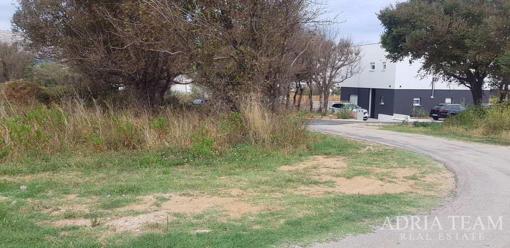 STAVEBNÍ POZEMEK S VÝHLEDEM NA MOŘE, 200 m OD MOŘE, PAG