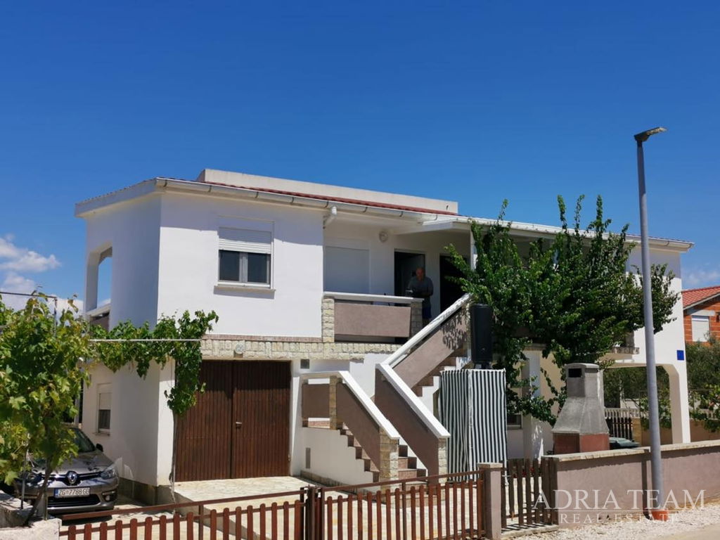 DŮM SE 3 BYTOVÝMI JEDNOTKAMI A UPRAVENÝM DVOREM – VIR, ZADAR