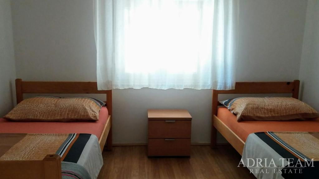 DŮM SE 3 BYTOVÝMI JEDNOTKAMI A UPRAVENÝM DVOREM – VIR, ZADAR