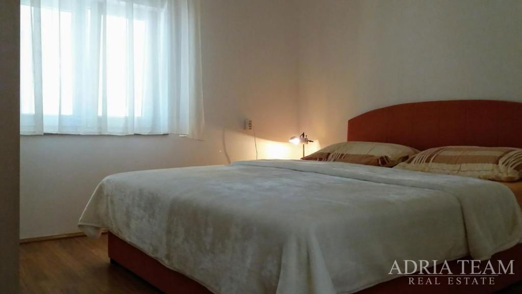 DŮM SE 3 BYTOVÝMI JEDNOTKAMI A UPRAVENÝM DVOREM – VIR, ZADAR