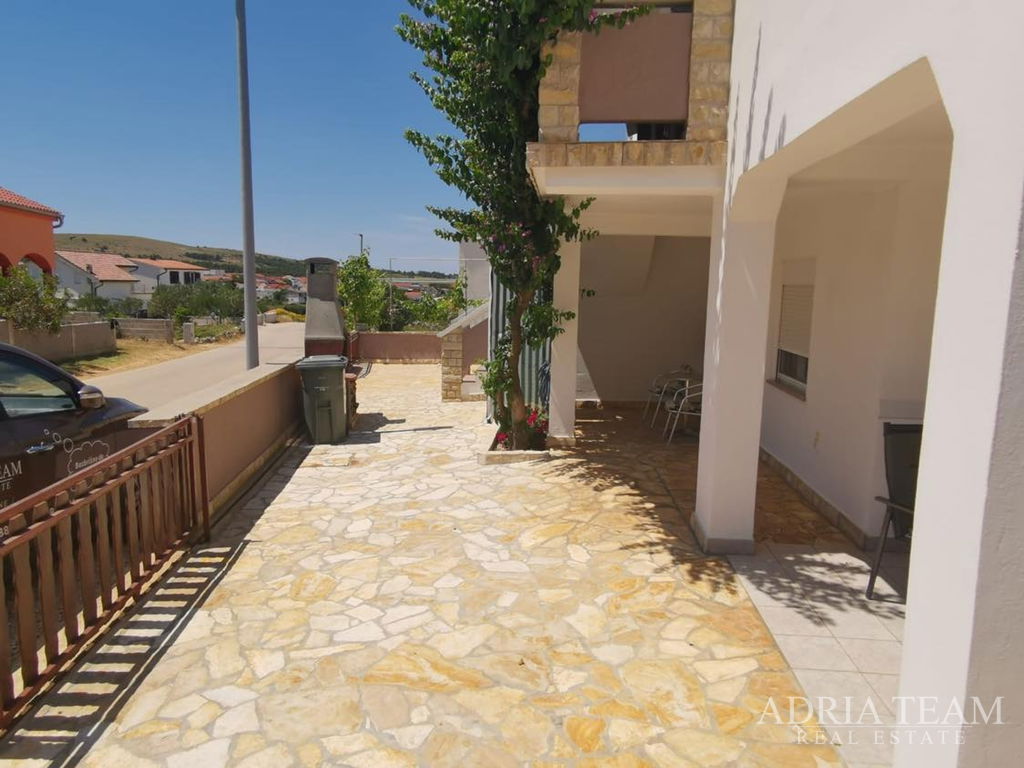 DŮM SE 3 BYTOVÝMI JEDNOTKAMI A UPRAVENÝM DVOREM – VIR, ZADAR