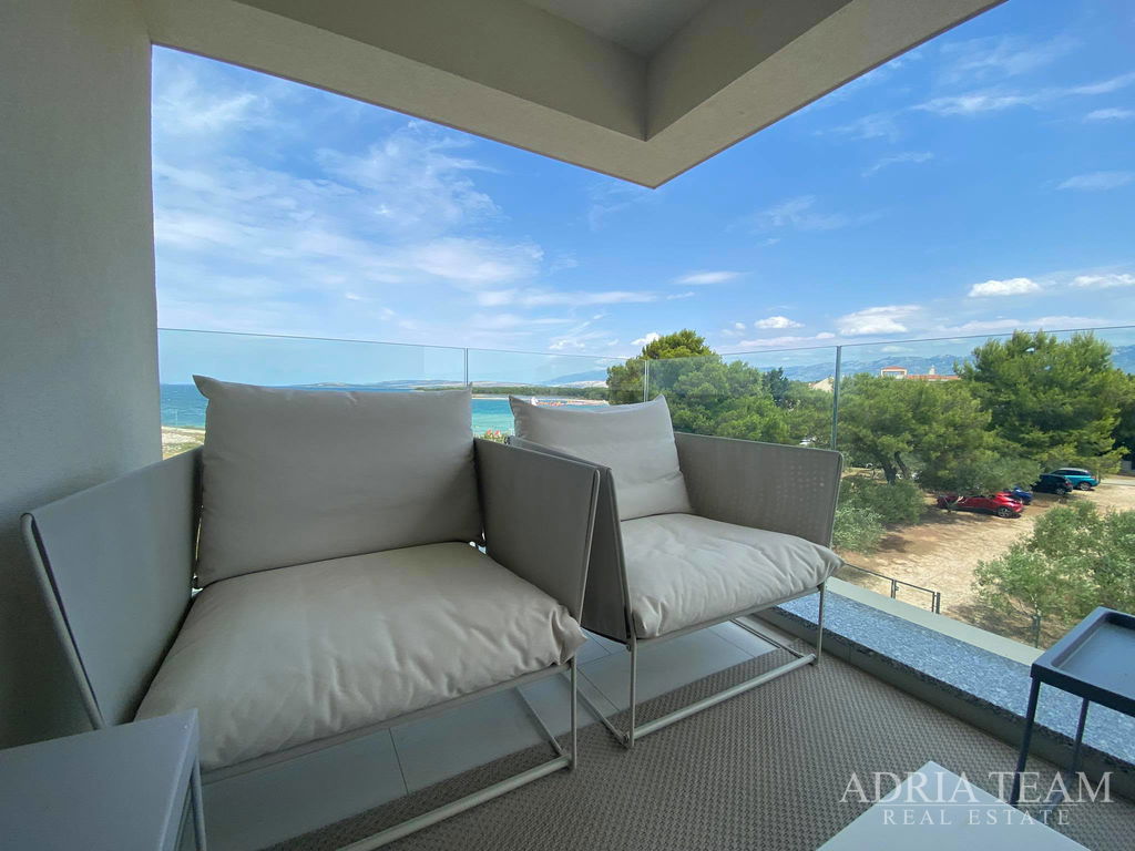 APARTMÁN S 3 LOŽNICEMI, 1. ŘADA U MOŘE, POVLJANA - PAG