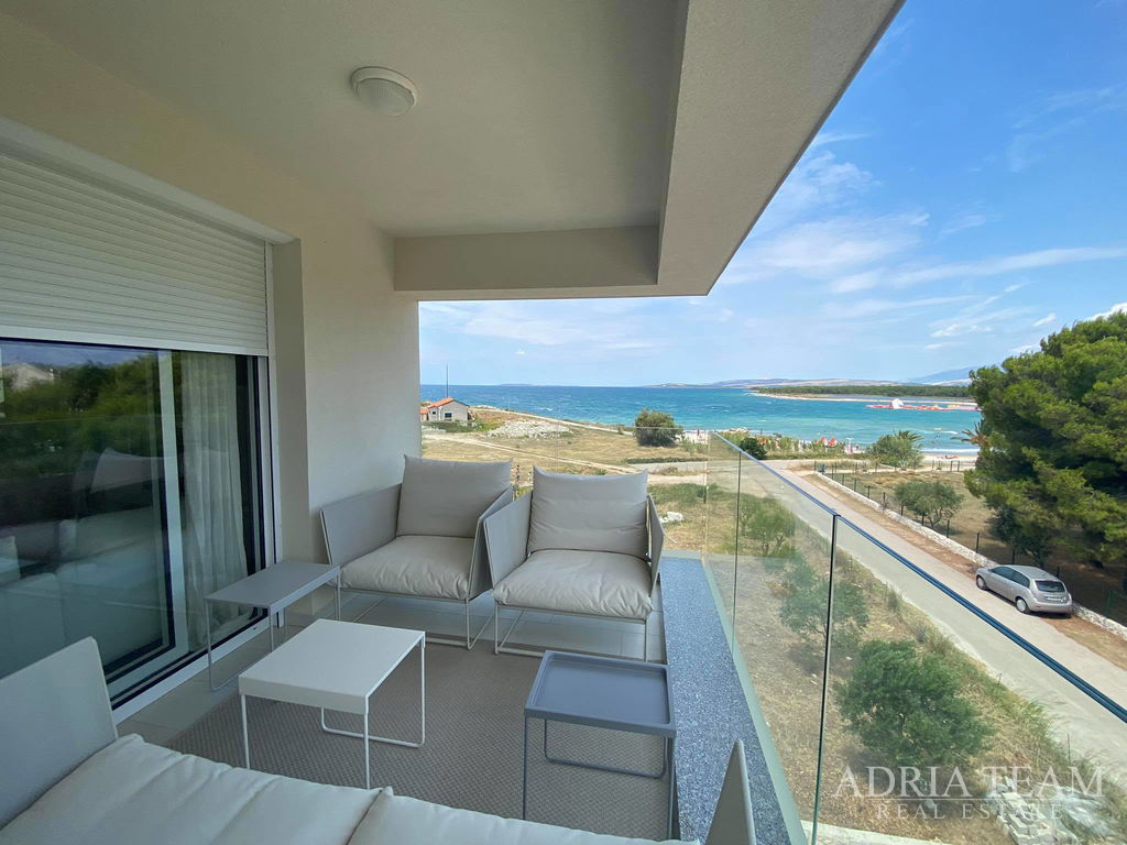 APARTMÁN S 3 LOŽNICEMI, 1. ŘADA U MOŘE, POVLJANA - PAG