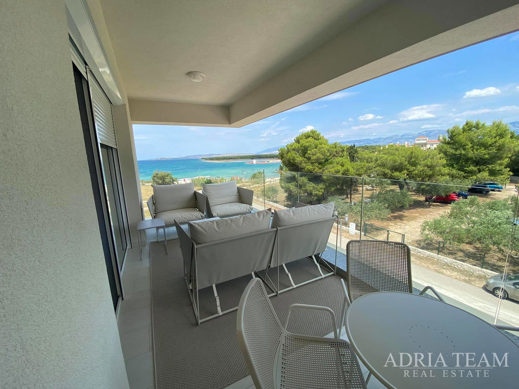 APARTMÁN S 3 LOŽNICEMI, 1. ŘADA U MOŘE, POVLJANA - PAG