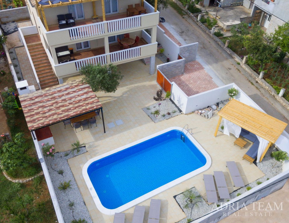 ATRAKTIVNÍ APARTMÁNOVÝ DŮM S BAZÉNEM – POSEDARJE