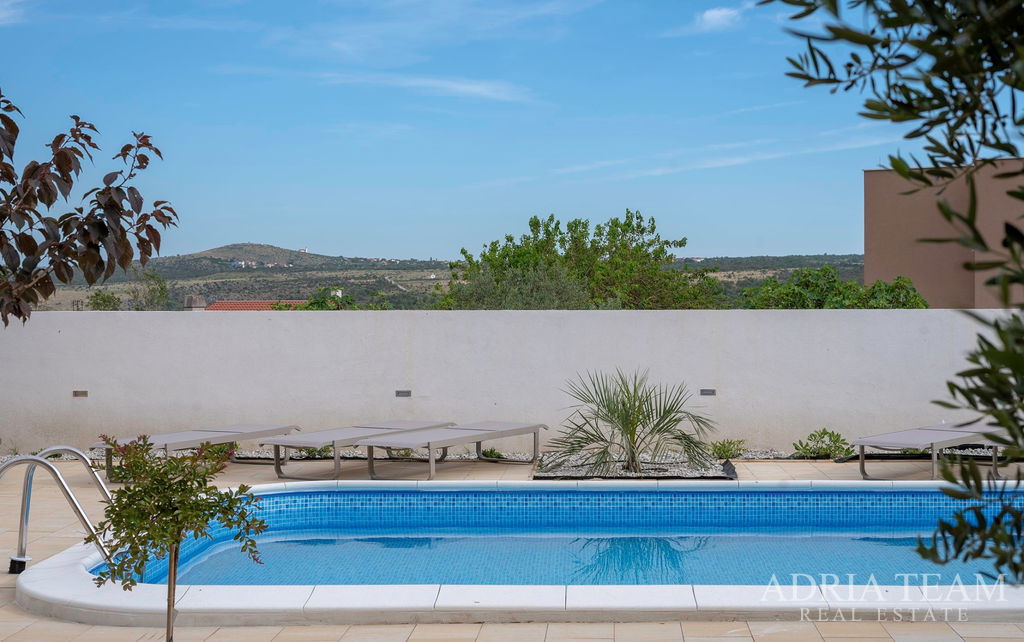 ATRAKTIVNÍ APARTMÁNOVÝ DŮM S BAZÉNEM – POSEDARJE