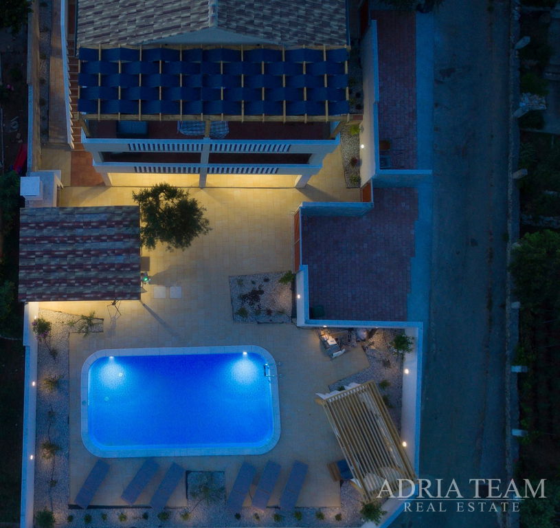 ATRAKTIVNÍ APARTMÁNOVÝ DŮM S BAZÉNEM – POSEDARJE