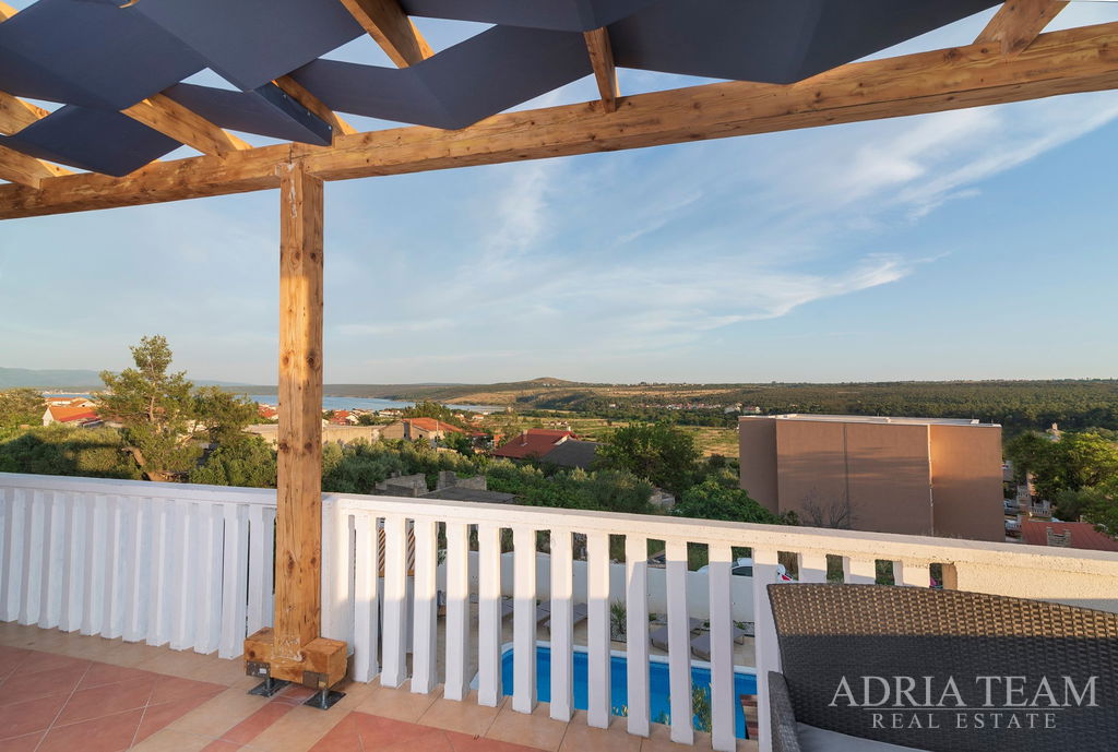 ATRAKTIVNÍ APARTMÁNOVÝ DŮM S BAZÉNEM – POSEDARJE