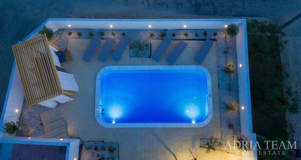 ATRAKTIVNÍ APARTMÁNOVÝ DŮM S BAZÉNEM – POSEDARJE