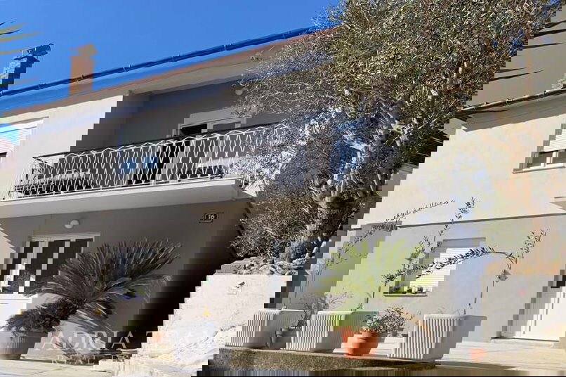 ATRAKTIVNÍ ZRENOVOVANÝ KAMENNÝ DŮM S VÝHLEDEM NA MOŘE – 80 m OD MOŘE – KALI, OSTROV UGLJAN