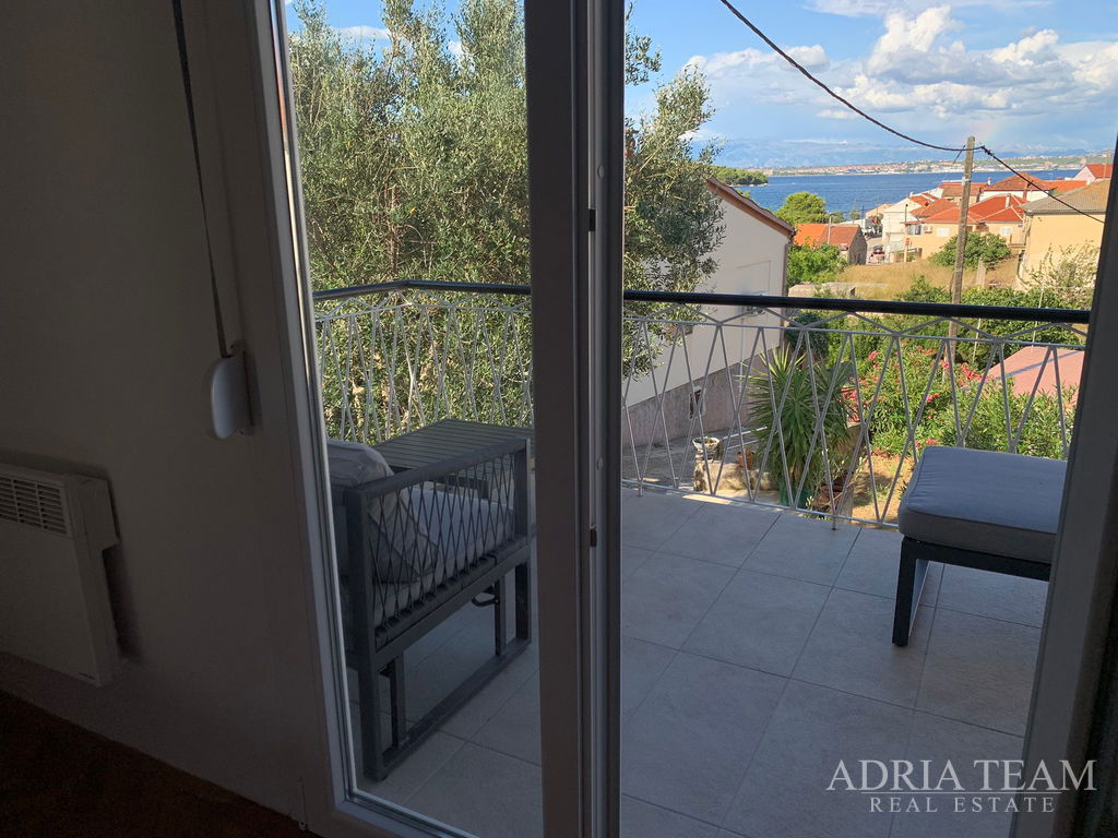 ATRAKTIVNÍ ZRENOVOVANÝ KAMENNÝ DŮM S VÝHLEDEM NA MOŘE – 80 m OD MOŘE – KALI, OSTROV UGLJAN