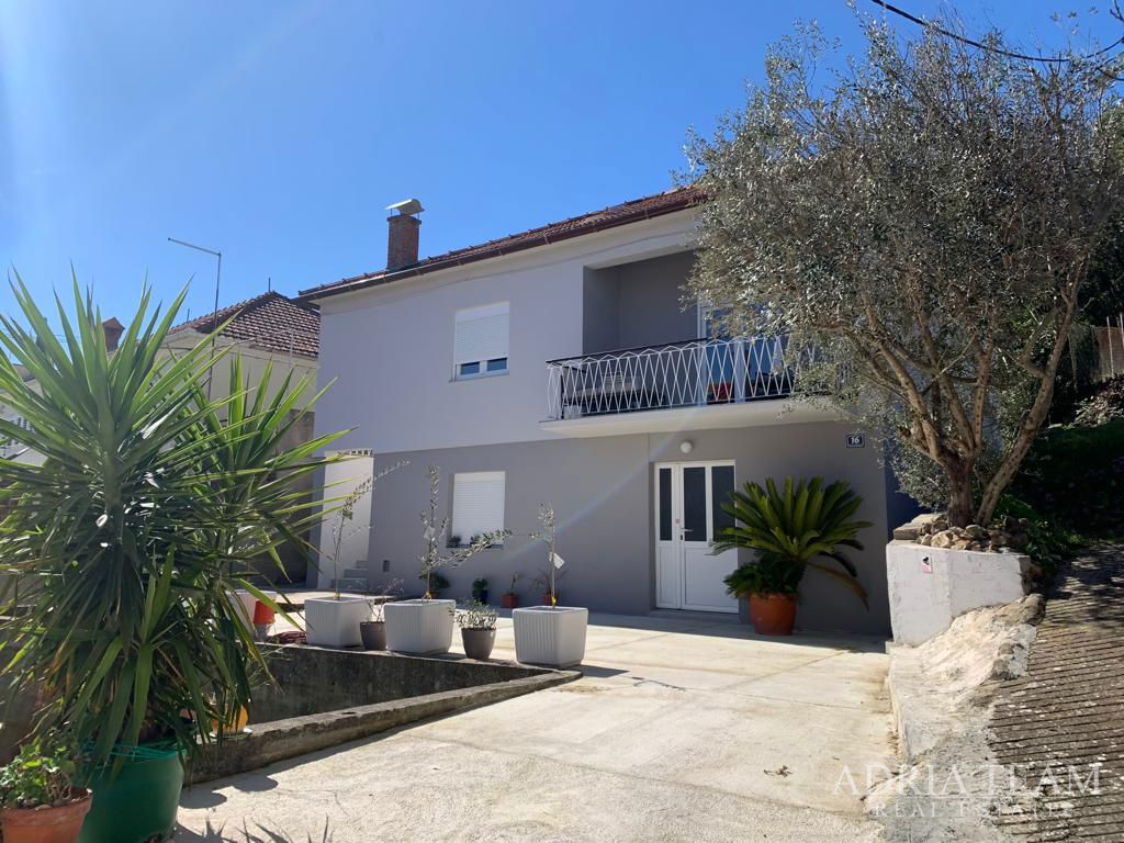 ATRAKTIVNÍ ZRENOVOVANÝ KAMENNÝ DŮM S VÝHLEDEM NA MOŘE – 80 m OD MOŘE – KALI, OSTROV UGLJAN