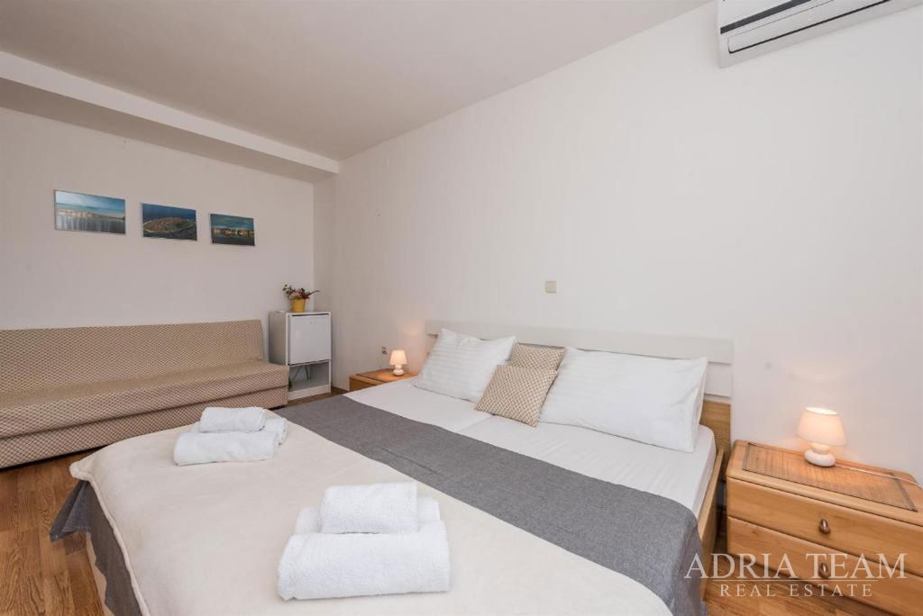 HOTEL - SUKOŠAN, PRVNÍ ŘADA K MOŘI