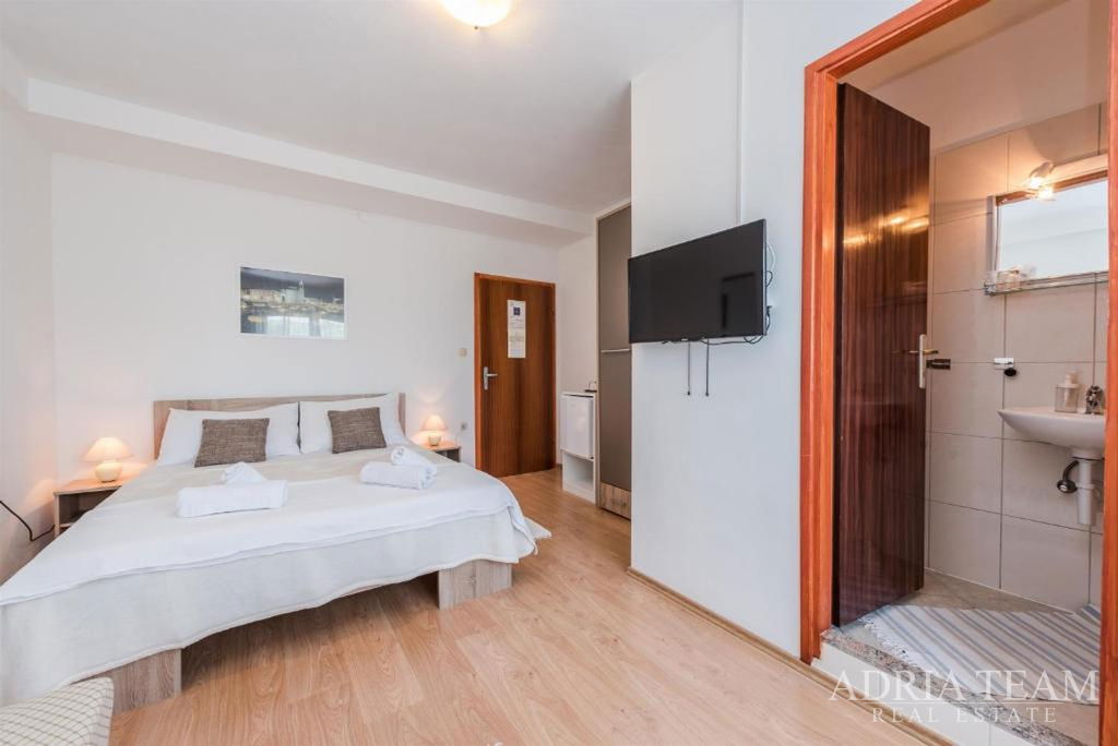 HOTEL - SUKOŠAN, PRVNÍ ŘADA K MOŘI