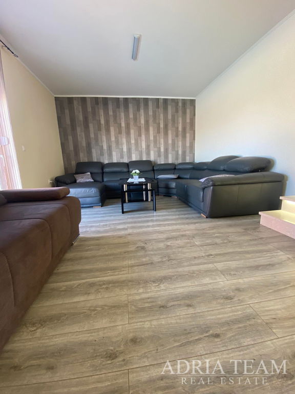 ATRAKTIVNÍ VILA S BAZÉNEM  – PRIVLAKA, ZADAR