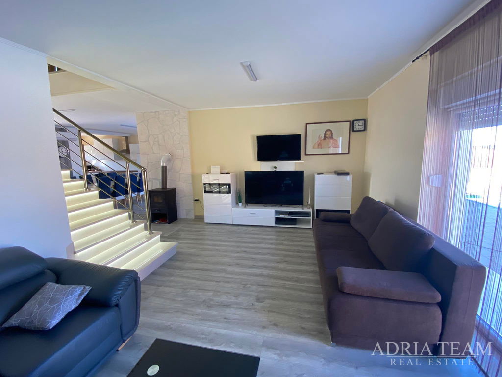 ATRAKTIVNÍ VILA S BAZÉNEM  – PRIVLAKA, ZADAR