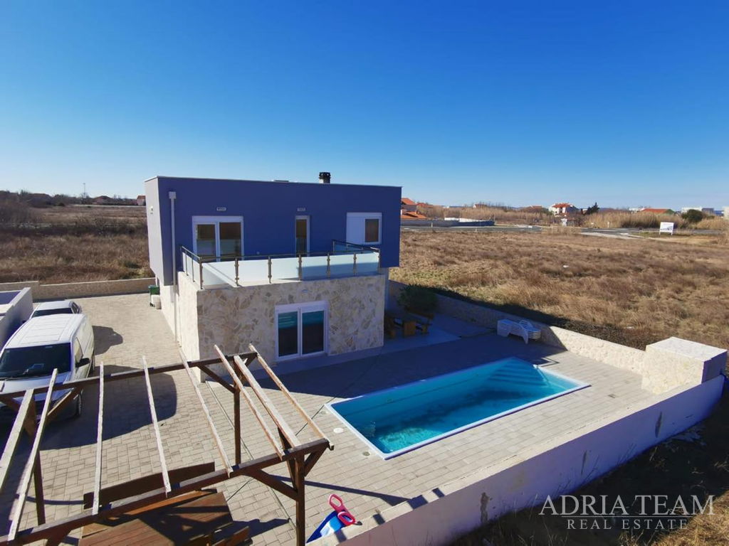 ATRAKTIVNÍ VILA S BAZÉNEM  – PRIVLAKA, ZADAR