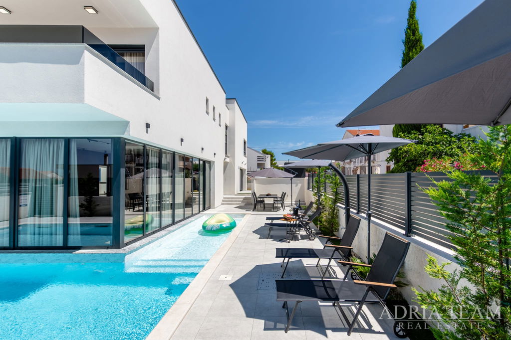 ATRAKTÍVNÍ LUXUSNÍ VILA V NOVOSTAVBĚ – VRSI, MULO