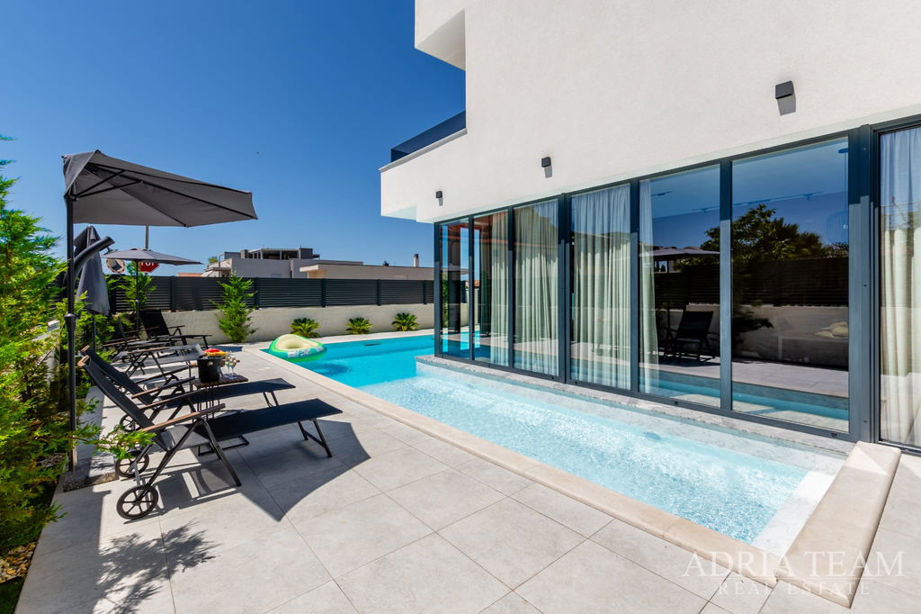 ATRAKTÍVNÍ LUXUSNÍ VILA V NOVOSTAVBĚ – VRSI, MULO