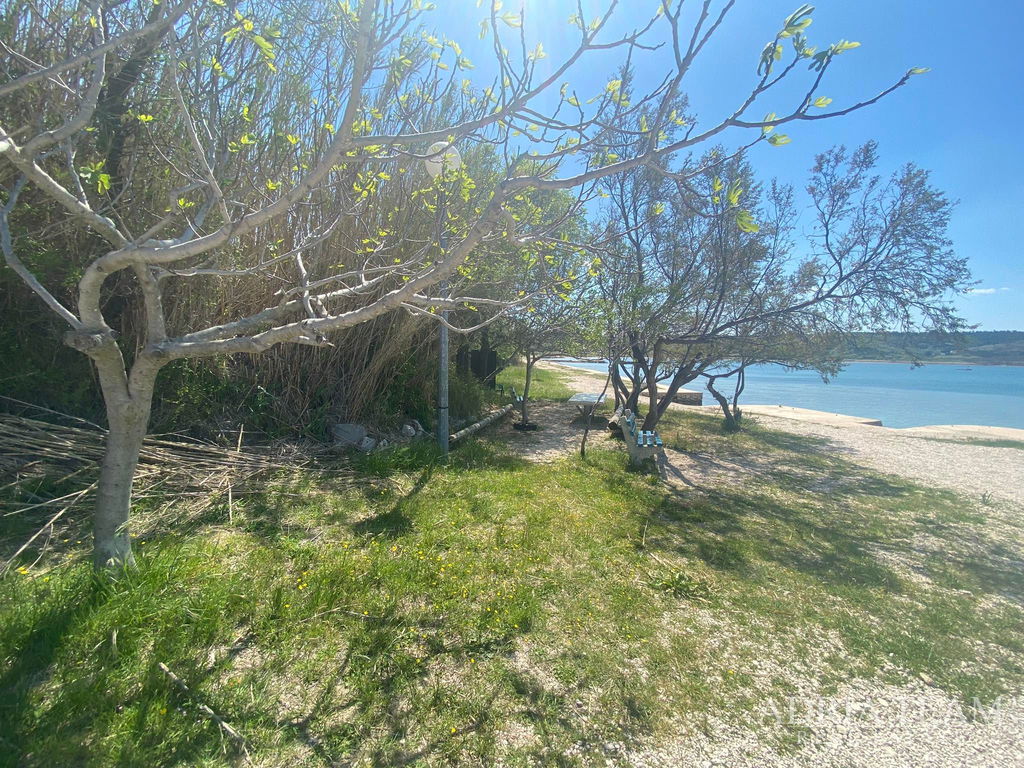 ATRAKTIVNÍ STAVEBNÍ POZEMEK 1362 m² – PRVNÍ ŘADA U MOŘE – RAŽANAC, RTINA