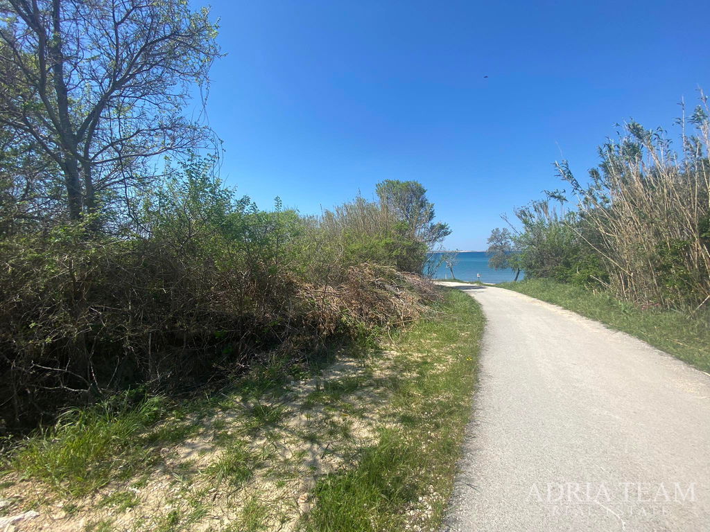 ATRAKTIVNÍ STAVEBNÍ POZEMEK 1362 m² – PRVNÍ ŘADA U MOŘE – RAŽANAC, RTINA