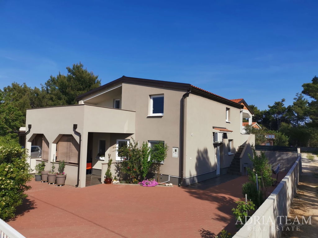 ATRAKTIVNÍ APARTMÁNOVÝ DŮM SE 3 APARTMÁNY – VIR