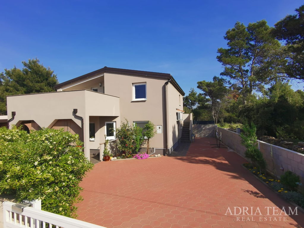 ATRAKTIVNÍ APARTMÁNOVÝ DŮM SE 3 APARTMÁNY – VIR