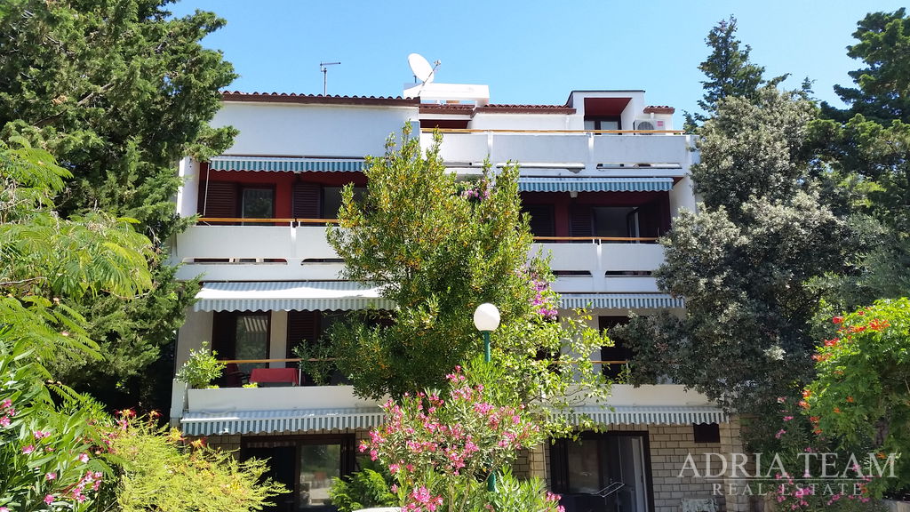 ATRAKTIVNÍ APARTMÁNOVÝ DŮM 100 m OD MOŘE – NOVALJA, PAG