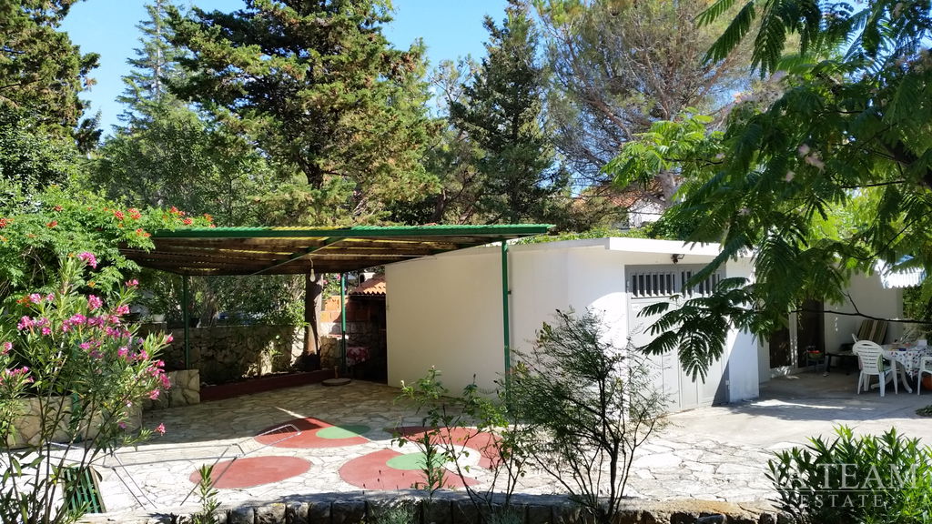 ATRAKTIVNÍ APARTMÁNOVÝ DŮM 100 m OD MOŘE – NOVALJA, PAG