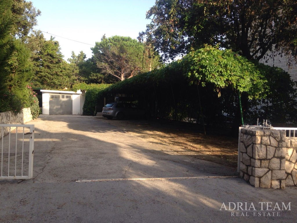 ATRAKTIVNÍ APARTMÁNOVÝ DŮM 100 m OD MOŘE – NOVALJA, PAG