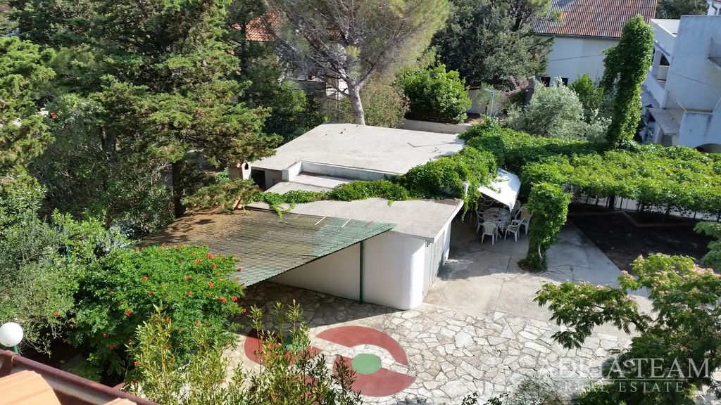 ATRAKTIVNÍ APARTMÁNOVÝ DŮM 100 m OD MOŘE – NOVALJA, PAG