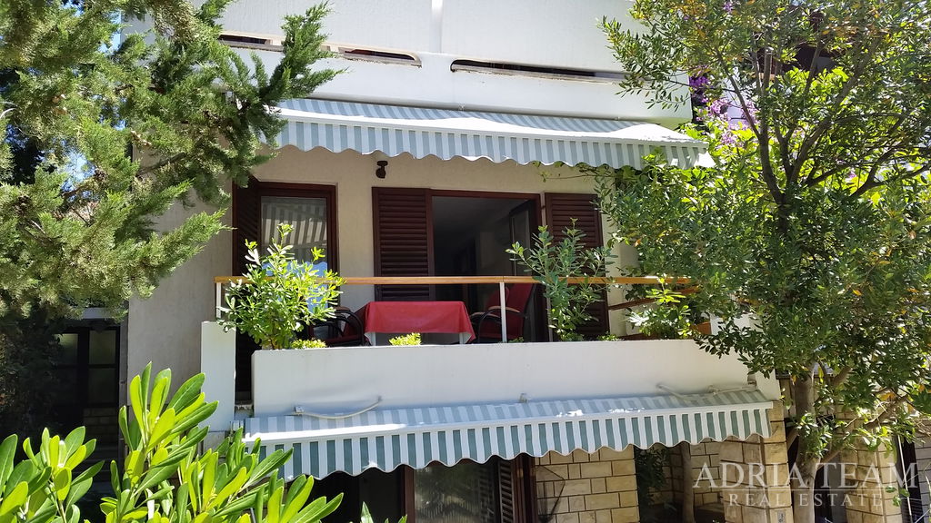 ATRAKTIVNÍ APARTMÁNOVÝ DŮM 100 m OD MOŘE – NOVALJA, PAG