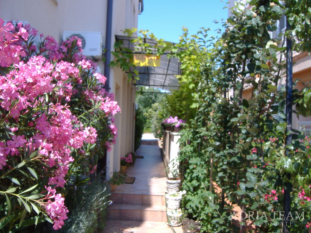 ATRAKTIVNÍ HOTEL S KONOBOU A STŘEŠNÍ TERASOU – PRVNÍ ŘADA U MOŘE – SUKOŠAN