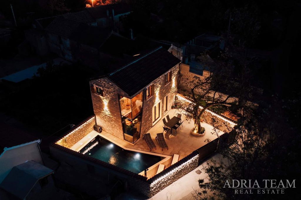 ATRAKTIVNÍ KAMENNÝ DŮM S VYHŘÍVANÝM BAZÉNEM – PRIVLAKA, ZADAR